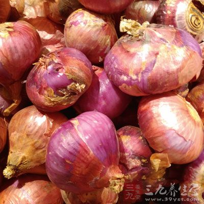 黃油50克，切片冬菇150克，切片波多貝羅蘑菇100克，小洋蔥2個