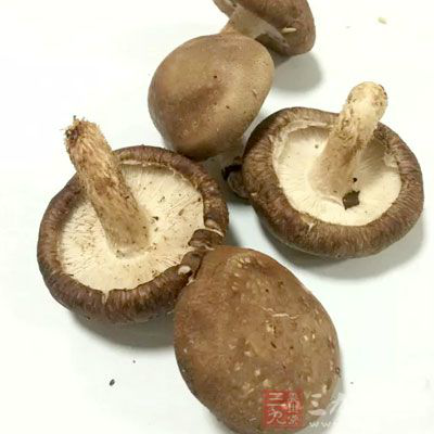干香菇5朵，白蘑菇4個，胡蘿卜1根