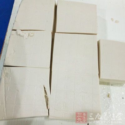 嫩豆腐1盒、荠菜250克、澱粉適量、鹽適量 嫩豆腐1盒、荠菜250克、澱粉適量、鹽適量
