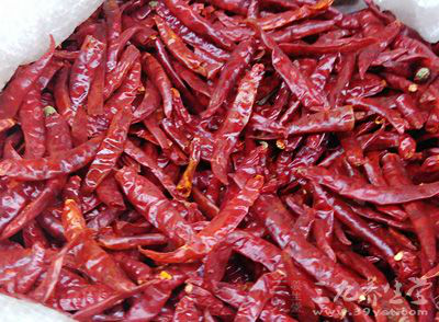 鱿魚干150克,干紅辣椒5克,大蒜10克 鱿魚干150克,干紅辣椒5克,大蒜10克