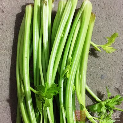 干鱿魚1張(約150克),芹菜50克調味料芽菜5克 干鱿魚1張(約150克),芹菜50克調味料芽菜5克