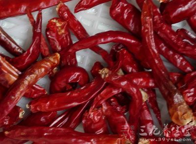 紅尖椒500克，可以根據自己對辣味的接受程度選擇辣椒的品種