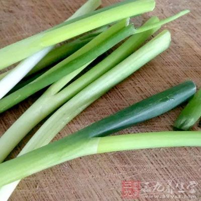 土豆，青辣椒，五香粉，鹽，小蔥，食油，面粉
