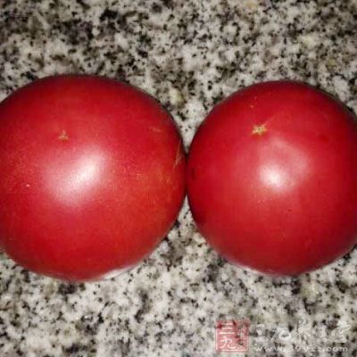土豆一個，西紅柿一個，青辣椒兩個，面粉400g