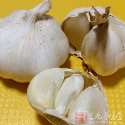 鹽適量，蔥適量，大蒜適量，面粉適量