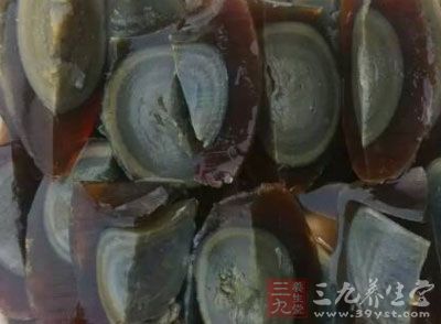 豬瘦肉末80克、皮蛋一個、姜、蔥、香菜各適量