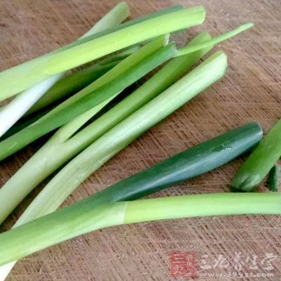 胡蘿卜150克，西芹100克，油，鹽，蔥，蔬之鮮