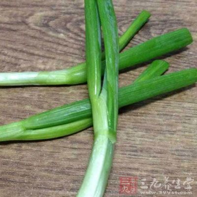 豆芽打底，蝦和高湯入干鍋或火鍋，撒蔥段即可食用