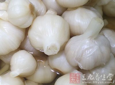 蝦兩斤，大蒜，泡姜，泡辣椒，泡豇豆，野山椒，郫縣豆瓣，料酒