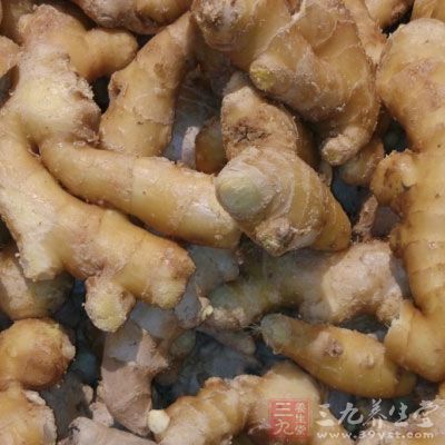 小龍蝦300克，大蒜50克，姜，蔥各10克