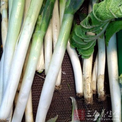 紅椒、蔥白切絲，用清水漂上待用