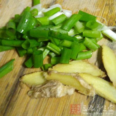放入姜蒜末、豆瓣醬，翻炒