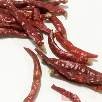 依次放入瘦肉、蔥、辣椒、冰糖,炒至瘦肉變色 依次放入瘦肉、蔥、辣椒、冰糖,炒至瘦肉變色