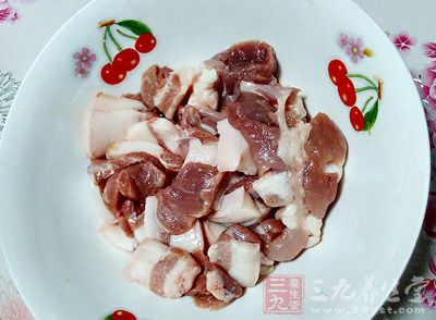 材料:芋頭,五花肉 材料:芋頭,五花肉