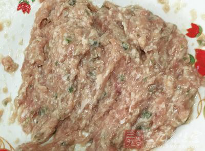 荠菜100克，豬肉末(6分肥4分瘦)100克