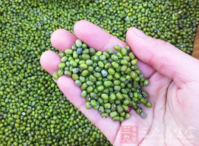 長茄兩根、老豆腐一塊、青豆適量 長茄兩根、老豆腐一塊、青豆適量