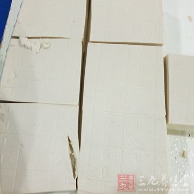 鹽水豆腐1塊,豬肉1小塊,香菇適量泡發,雞蛋1塊 鹽水豆腐1塊,豬肉1小塊,香菇適量泡發,雞蛋1塊