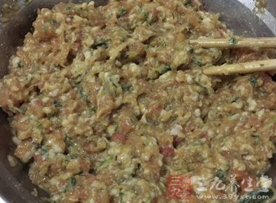 豬肉餡適量，澄面200克，土豆澱粉100克，水適量