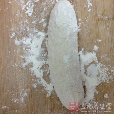 將面團切半(易干，先包一半)，剩下的仍舊用保鮮膜包好