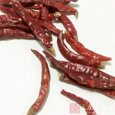 新鮮水鴨半只,新鮮紅尖椒3只,姜1大塊,蒜瓣5顆 新鮮水鴨半只,新鮮紅尖椒3只,姜1大塊,蒜瓣5顆