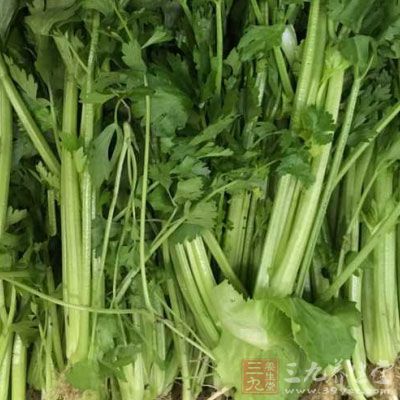 貢丸1個，芹菜末1/2大匙，水3杯，泡面面條1包，泡面調味料包全部