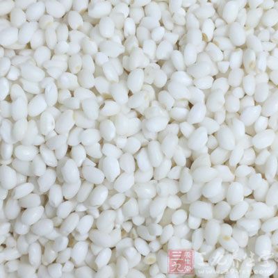 糯米1斤，大腸1斤，紅蔥頭2兩，香菇數朵，蝦米2兩，棉線少許，水適量