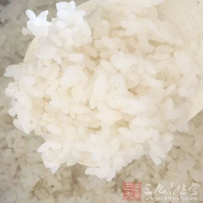 米飯、魚子醬、面包屑、薩拉醬、魚松粉