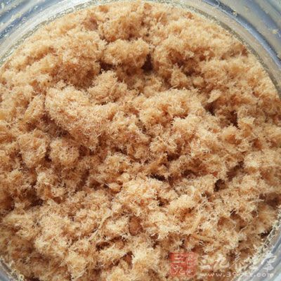 上面撒上肉松，再放黃瓜、火腿腸