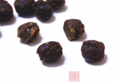 將桂圓肉和紅棗用溫水清洗，去除表面的灰塵