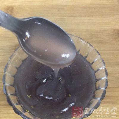 用冷水將藕粉化開待用