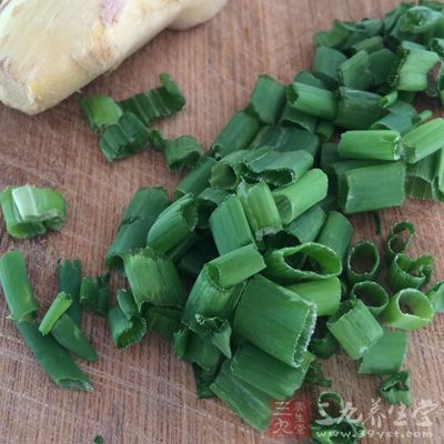 毛蟹5只(約500g)、水發魚肚250g、蔥花