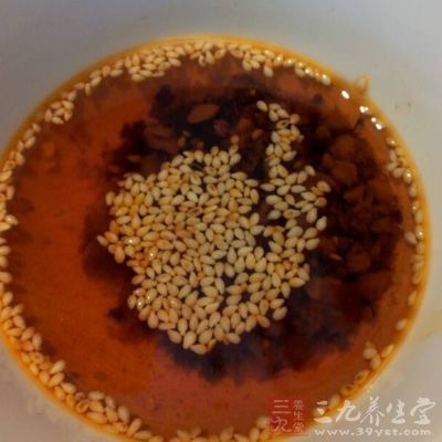 北豆腐1000克,植物油100克,辣椒油50克 北豆腐1000克,植物油100克,辣椒油50克
