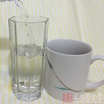 馬蹄粉250克,白糖320克,水1350克,馬蹄1個 馬蹄粉250克,白糖320克,水1350克,馬蹄1個