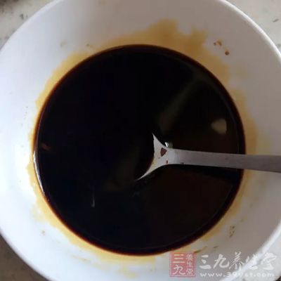 豆腐皮數張，肉餡少許，醬油，料酒，糖，生姜，蔥