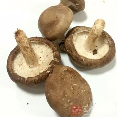蛋豆腐1盒，香菇2朵，紅蘿卜少許，青蔥10公克