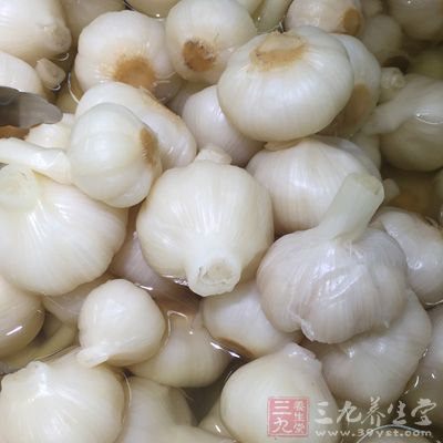 北豆腐一塊，香蔥一小把，蒜