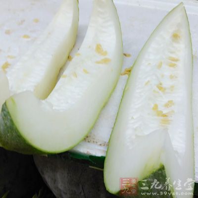 冬瓜半斤,泡發的肉皮1塊,木耳、火腿 冬瓜半斤,泡發的肉皮1塊,木耳、火腿