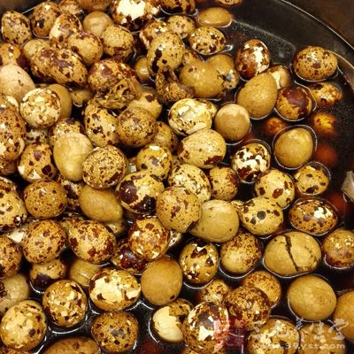 草雞半只,肉圓,鹌鹑蛋,冬筍 草雞半只,肉圓,鹌鹑蛋,冬筍