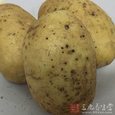 土豆一只、熏肉一小塊、臘肉一小塊、小蔥兩根