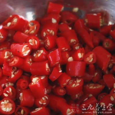 豬血豆腐、裡脊、青蒜、姜、料酒、泡椒、蔥、醬油、糖 豬血豆腐、裡脊、青蒜、姜、料酒、泡椒、蔥、醬油、糖