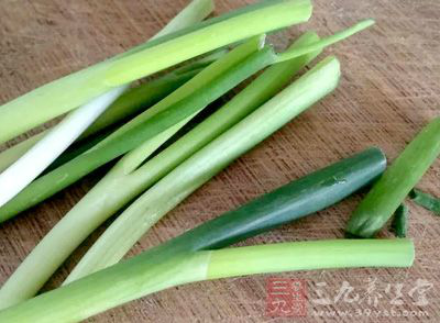 草魚一條、蔥適量、料酒適量 草魚一條、蔥適量、料酒適量