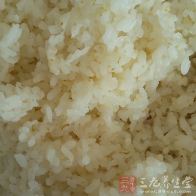 將搓圓的糯米粉團放入鐵皮圈內
