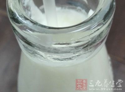 牛奶半罐，椰汁1罐，煉乳2匙，粟米粉5湯匙，糖1匙，泡打粉少許