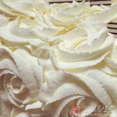 將牛奶、動物性鮮奶油、細砂糖、濃縮洋菜粉倒入碗中備用