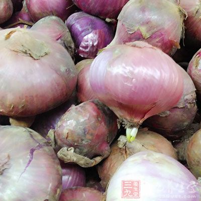 面包切丁，放入一只盆中，然後將炒好的鹹肉、香腸、洋蔥放入