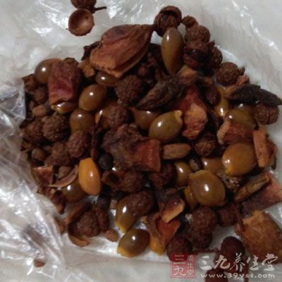 烤制過程中可以每隔30分鐘刷一些混合了香料和鹽的黃油