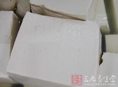 豬血一塊,豆腐一塊,干辣椒3個,姜片3片 豬血一塊,豆腐一塊,干辣椒3個,姜片3片