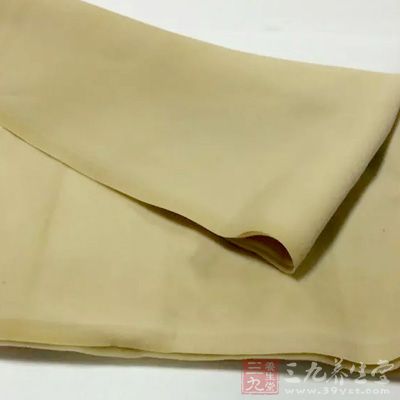醬鴨半只,春筍1支,千張適量 醬鴨半只,春筍1支,千張適量