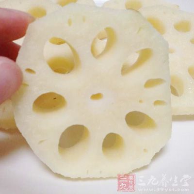 蓮藕500克，菜油1湯匙，干紅辣椒8條