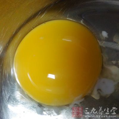 蛋黃2個,細砂糖10克,朗姆酒少許(1/2小勺) 蛋黃2個,細砂糖10克,朗姆酒少許(1/2小勺)